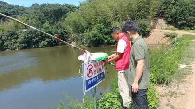 蒲圻街道红旗桥社区织密暑期防溺水“安全网”