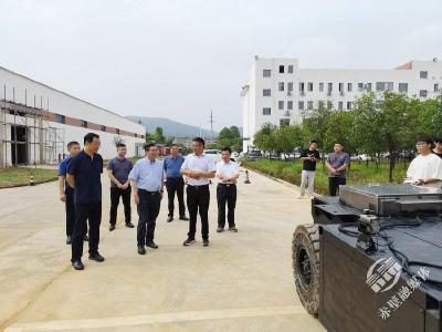 龚健雅院士调研赤壁市智能无人系统测试基地