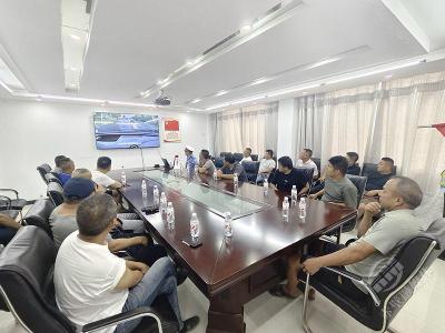 交通安全宣传为货车司机筑牢安全防线
