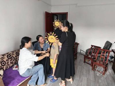 赤马港街道营里社区：“爱心妈妈”走访慰问送关爱