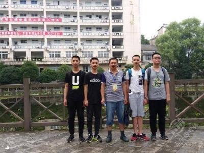 廿六载育桃李 危难处显忠诚——记赤壁市第一初级中学优秀教师冯登峰