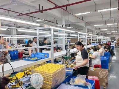 聚焦“干部素质提升年” | 官塘驿镇组织基层干部赴企业参观学习 为经济强镇建设注入新动能