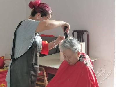 黄盖湖镇：“邻邻亲”工作室上门义剪送温暖