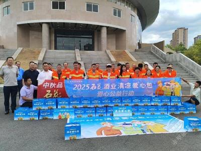 致敬高温下的坚守 爱心企业为环卫工人送去一份“凉爽”