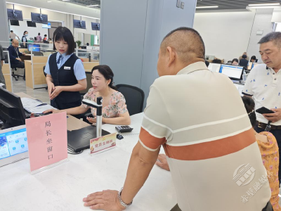 局长坐窗口 为民解难题 赤壁政务服务出新招 