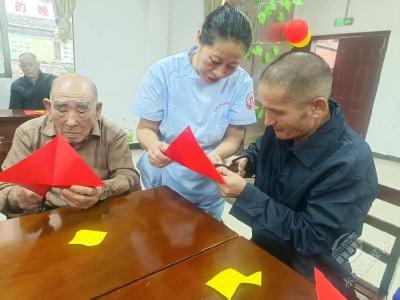 市社会福利中心开展喜迎国庆手工制作活动