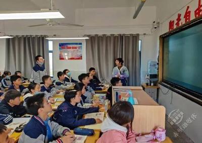 向上成长 向下扎根——记赤壁市第五初级中学教师王珏