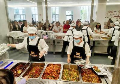 继续对外开放！赤壁政府食堂菜单“上新”啦！18元吃关刀鱼，续菜免费还送月饼！