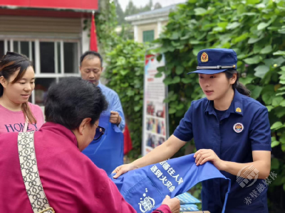 陆水湖街道青泉社区：双节同庆添“食”力 便民服务“不打烊”