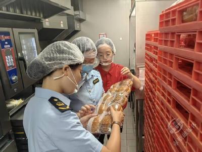赤壁市市场监管局常态化开展“随机查餐厅” 守护“舌尖安全”