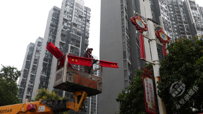 赤壁：国旗鲜花迎国庆