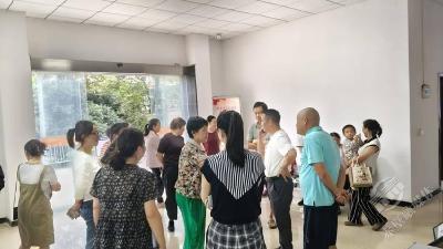 蒲圻街道炭素社区圆桌会巧解“千千结” 纪检监督促和谐