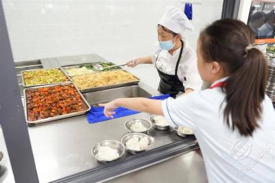 赤壁：集采集配，让4.8万名学生吃上放心校园餐