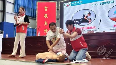 赤壁市红十字会开展校车应急救护培训 为秋季出行安全“赋能”