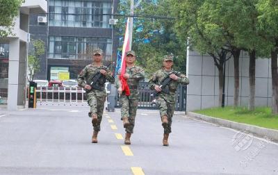 铁心向党 礼赞华诞 市人武部举行升国旗仪式为祖国庆生