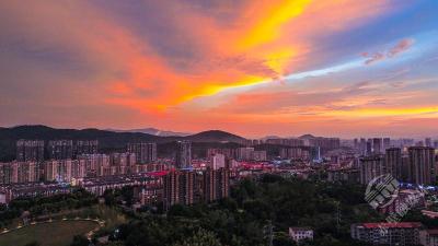 湖北赤壁：多彩霞光 如梦似幻