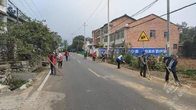 余家桥乡开展“迎双节 焕新颜”爱国卫生活动