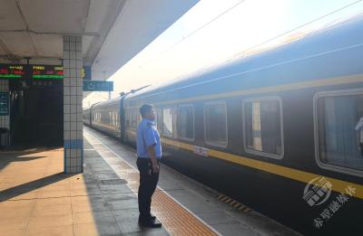 赤壁站开行“赤壁—乌鲁木齐”旅游专列