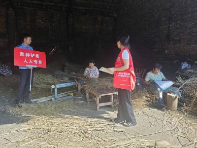 官塘驿镇深入田间地头开展禁种禁制禁毒宣传