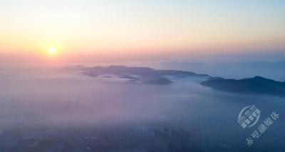 赤壁：晨雾漫城 水墨入画