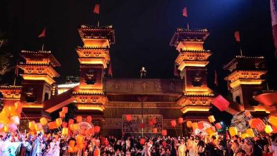 湖北赤壁：万人同游赤壁“借东风” 沉浸式体验梦回三国