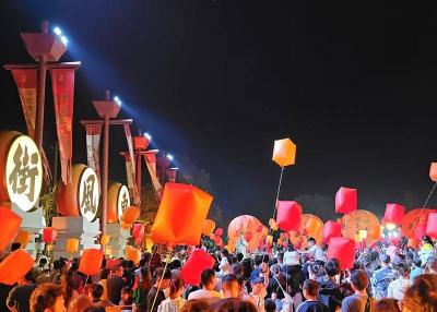 湖北赤壁：抖音神曲原唱+汉服蹦迪+万盏孔明灯，游客：这波穿越太嗨了