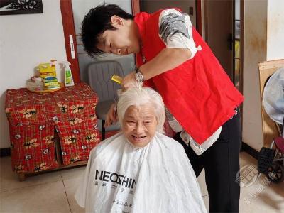 理发、量血压、清房间！赤马港社区敬老活动让独居老人不孤单