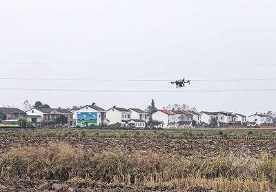 湖北赤壁：农业科技添新翼 无人机飞播提效能