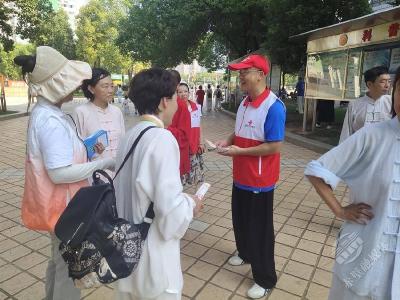 赤壁红十字心理健康志愿服务队为市民送上“心灵守护礼”