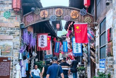 赤壁羊楼洞古镇：茶香古韵迎客来 服务添彩乐不停