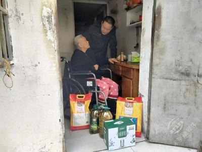 情暖重阳 赤壁城发集团开展走访慰问活动