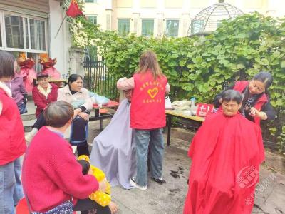 情暖重阳 志愿相伴：赤壁红心服务队为老人送上暖心服务