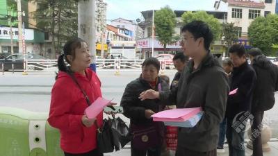 接地气宣传垃圾分类 市城管执法局绿色环保理念进村入户