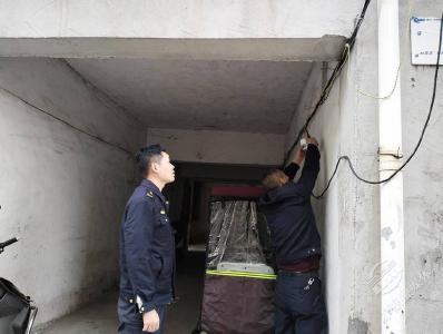 蒲圻街道鲫鱼桥社区联合执法除隐患 30处“飞线充电”乱象被整治