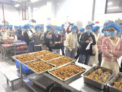 亲眼看 亲自尝 赤壁家长担当校园食安“监督员”