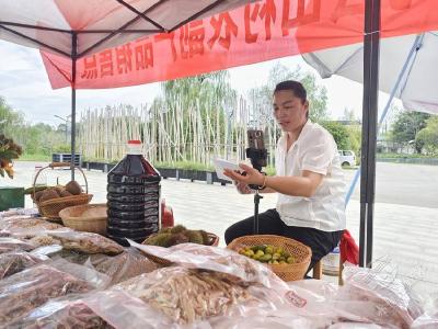 湖北赤壁：双节直播连民心 助农增收谱新篇