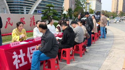 湖北赤壁：社保服务进万家