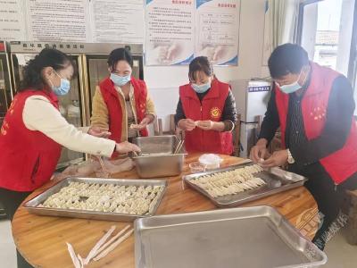 湖北赤壁：义工在重阳节来临之际走进福利院