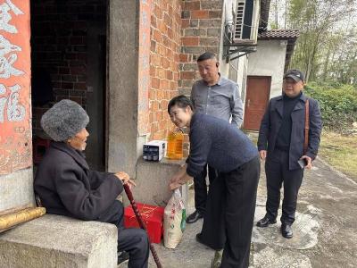 赤壁市两山投资公司开展重阳慰问活动