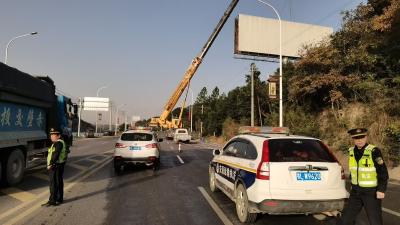 拆除违规高空广告牌 提升城市颜值 