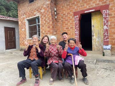 湖北赤壁：安徽姑娘远嫁后，把欠奶奶的陪伴给了赤壁乡村老人
