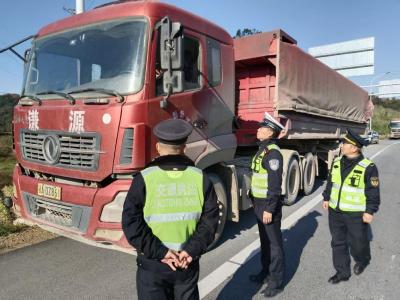 赤壁市专项整治货车超限超载及抛洒滴漏 筑牢道路运输安全防线