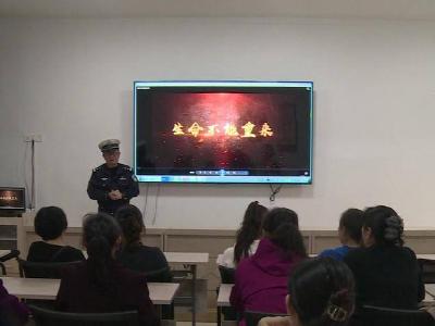 市公安局交管大队进社区宣传交通安全知识