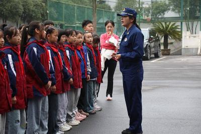 湖北赤壁：宣传阵地“活”起来！赤壁百余名“红领巾”在消防科普教育基地解锁安全技能
