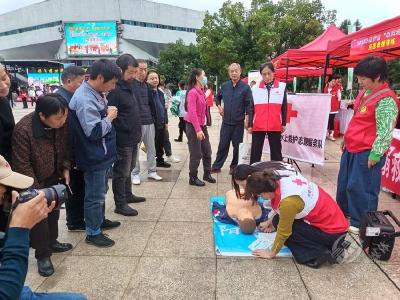 急救传技 心理互动！赤壁红十字志愿者为社区文化节注入暖力量