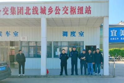 湖北赤壁：5万元现金遗落公交车上 驾驶员拾金不昧全数归还