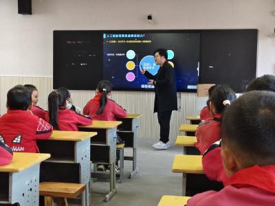 青少年人工智能科普课堂走进赤壁镇小学
