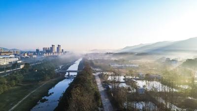 湖北赤壁：薄雾如纱似练 晨光漫洒田园