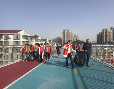赤壁义工：整治周边环境 共建美好家园