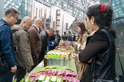 与会嘉宾集中参观赤壁青砖茶产业